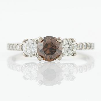 Ring with brown-orange diamond and brilliant-cut diamonds.