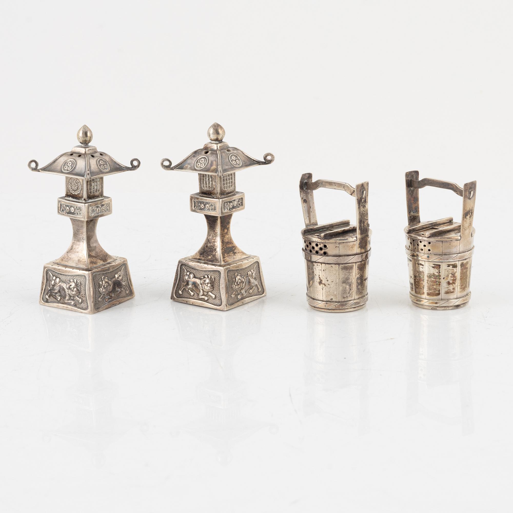 Fat, två stycken, silver samt saltkar, fyra stycken, silver. Japan, 1900-tal.