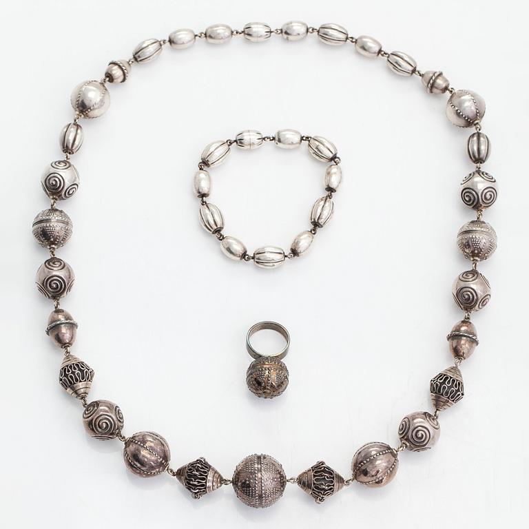A set of sterling silver "Halikko treasure" necklace, bracelet, ring and earrings. Kalevala Koru, Helsinki 1975 and 1975.