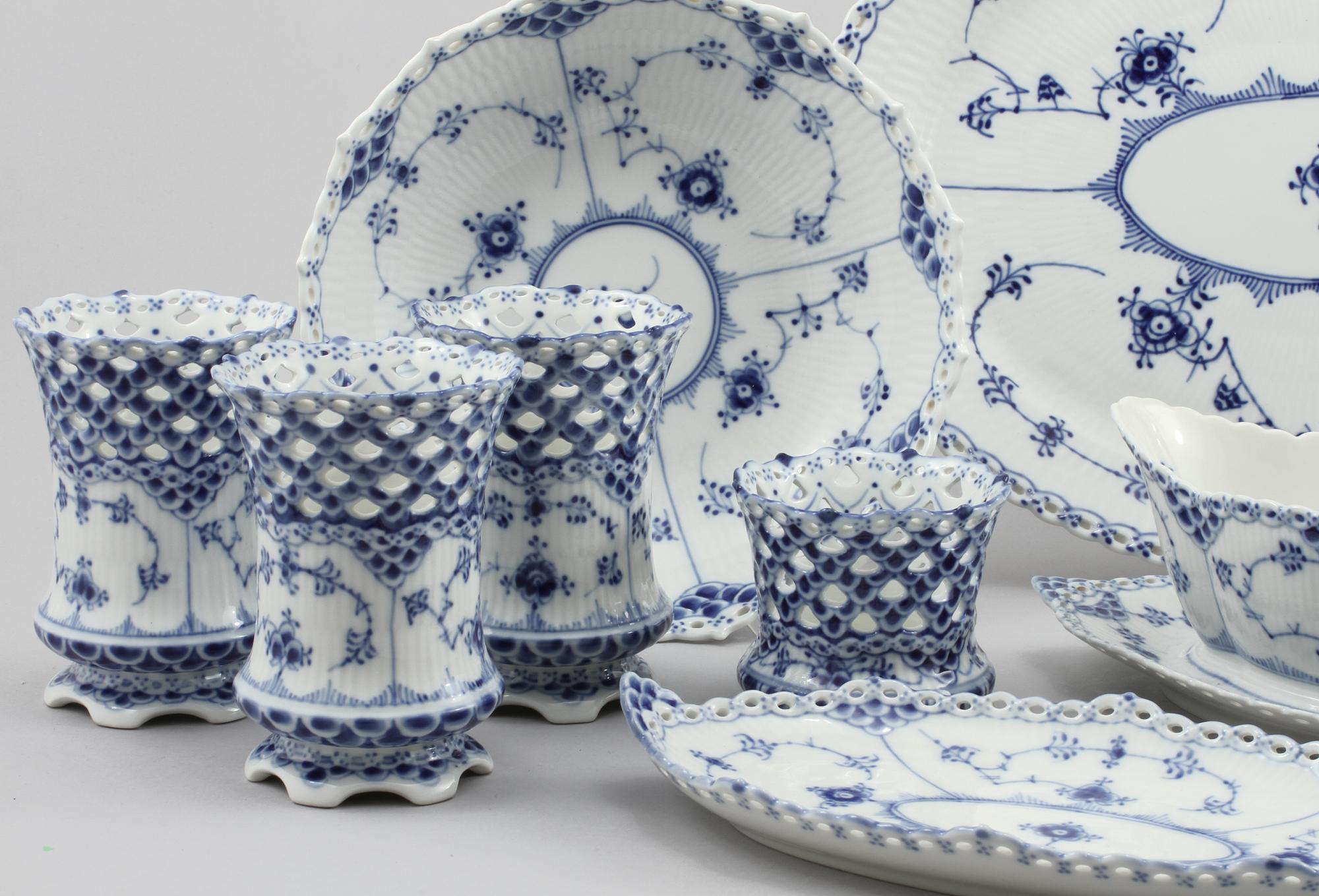 SERVISDELAR, 16 delar, porslin, "Musselmalet", Royal Copenhagen, 1900-talets andra hälft.
