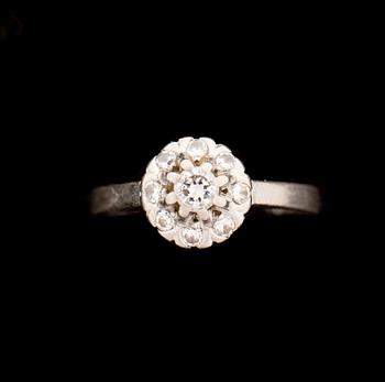 RING, 18 k vitguld med briljantslipade diamanter, totalt ca 0,36 ct enligt gravyr. Vikt ca 4 g.