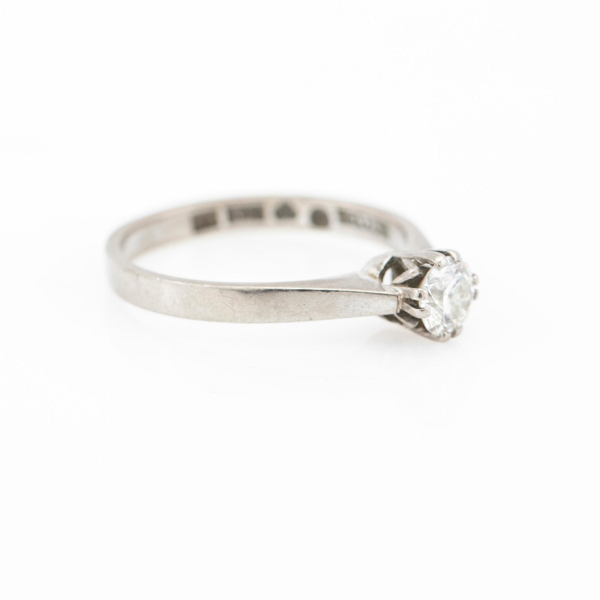 Ring, 18K vitguld med briljantslipad diamant.