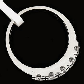 RING, 18k vitguld, 5 briljantslipade diamanter tot ca 0,81ct. Vikt ca 5,18 gram.