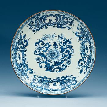 1731. A blue and white armorial dish, Qing dynasty, Qianlong (1736-95).