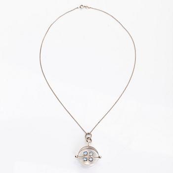 Elis Kauppi, hänge, silver och syntetiska spineller, Kupittaan Kulta, Åbo 1966.