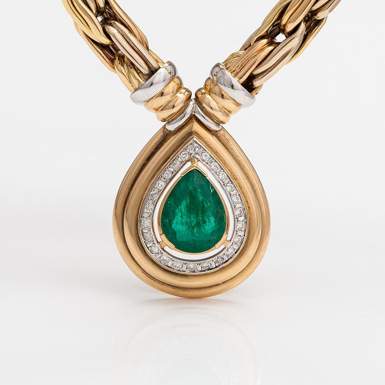 An 18K gold necklace with an emerald and brilliant-cut diamonds ca. 0.48 ct in total. Erkki Nupponen, Helsinki 1995.