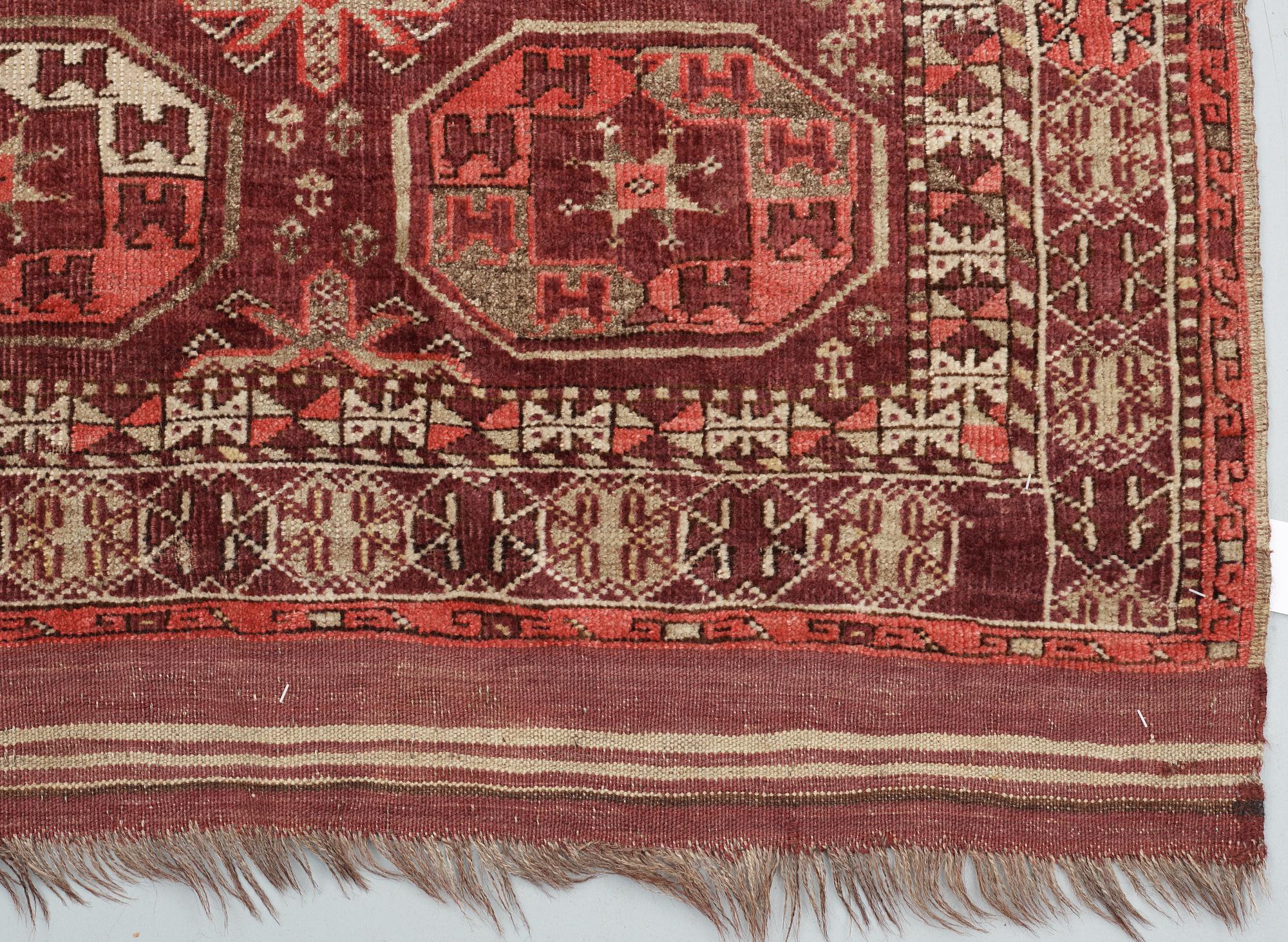 MATTA, antik Turkmen. 356 x 217,5 (plus slätväv 9,5 cm på en kortsida och 2,5 på den andra).