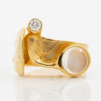 Ring in 18K gold with a moonstone and a round brilliant-cut diamond.