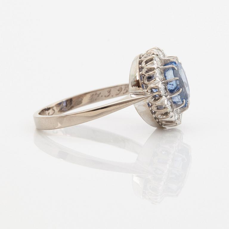 An 18K whithe gold ring set with a faceted sapphire weight 3.93 cts according to engraving.