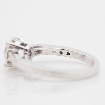 A brilliant- and trapezoid diamond ring. Total carat weight circa 2.00 cts. Quality circa F-G/VS.