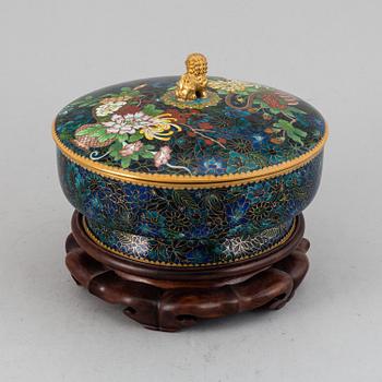 A Chinese cloisonne bowl with cover, 20th century.