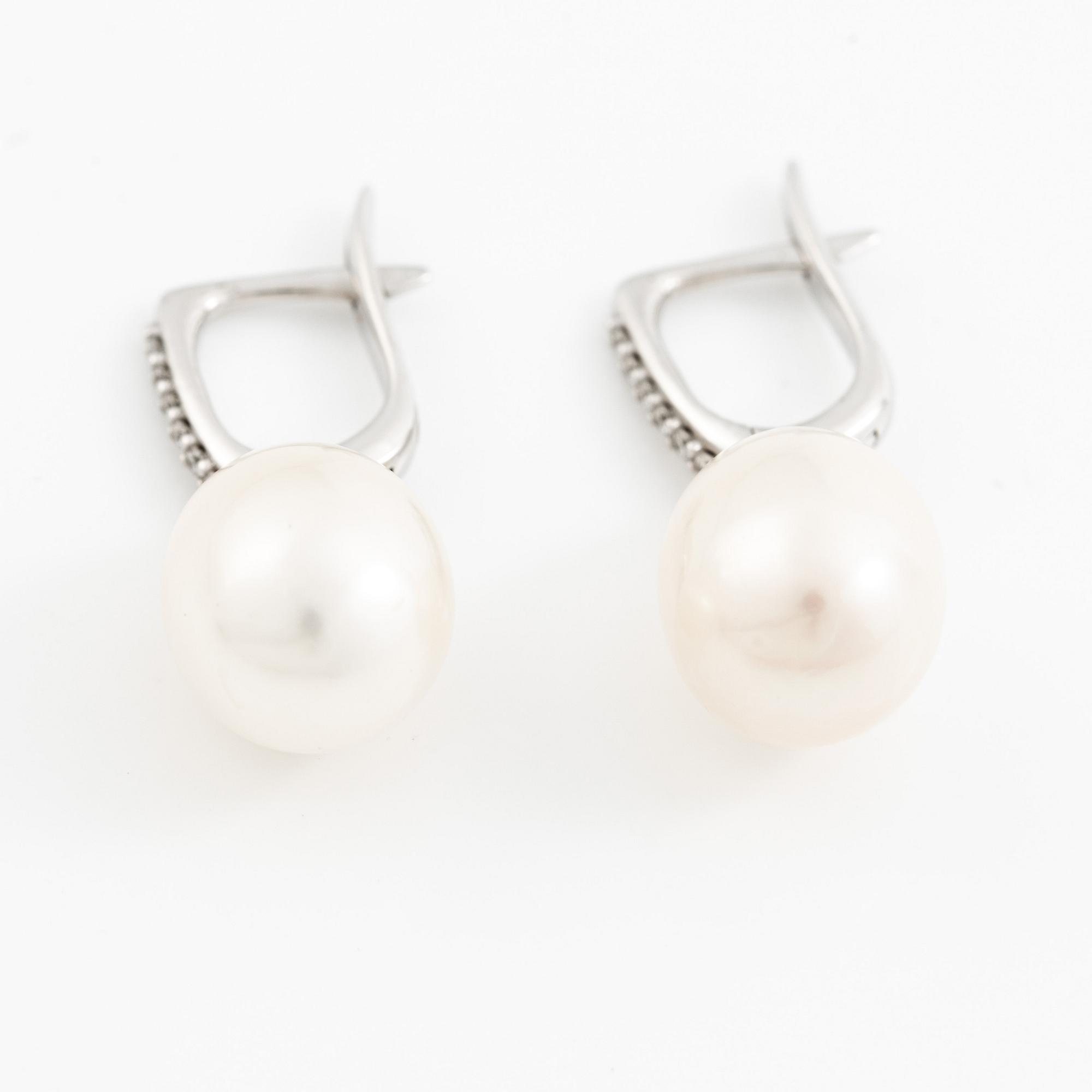 Örhängen 18K vitguld med odlade sötvattenspärlor och briljantslipade diamanter.