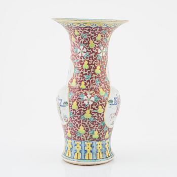 A Chinese Vase, late Qing dynasty, 19th century.