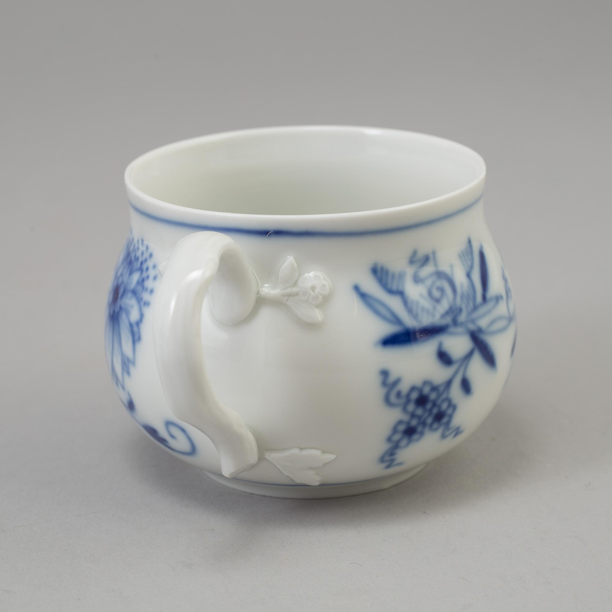 CRÈMEKOPPAR med LOCK och FAT, 12 st, BÄRTALLRIKAR, 12 st, samt DJUP TALLRIK, porslin, Meissen, 1900-tal.