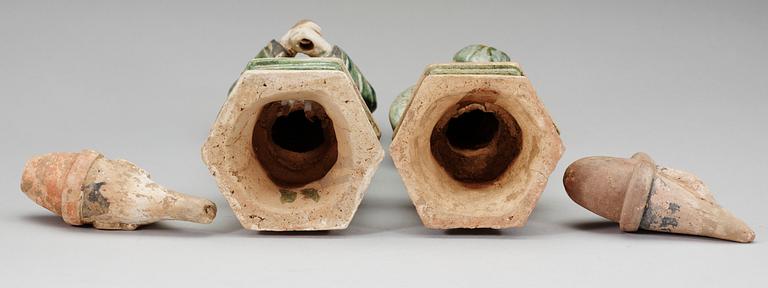 FIGURINER, 2 st, lergods. Ming dynastin (1368–1644).
