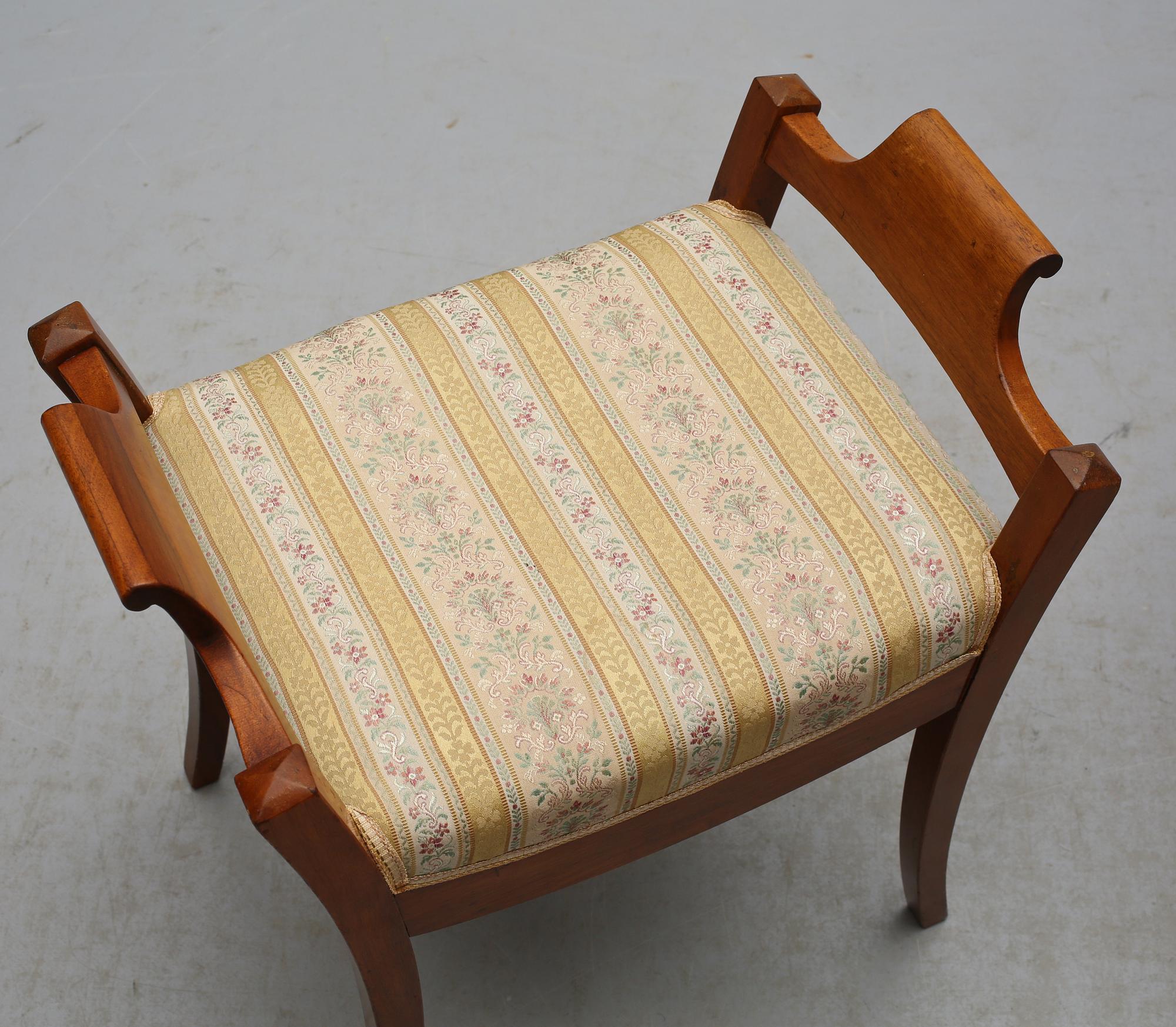 TABURETTER, ett par, Karl Johan-stil, omkring sekelskiftet 1900.