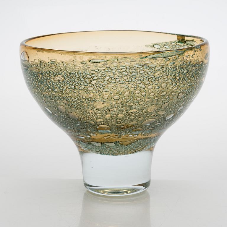 A 'Vulcano' Art Glass bowl, signed Heikki Orvola Nuutajärvi Notsjö, 1975-80.