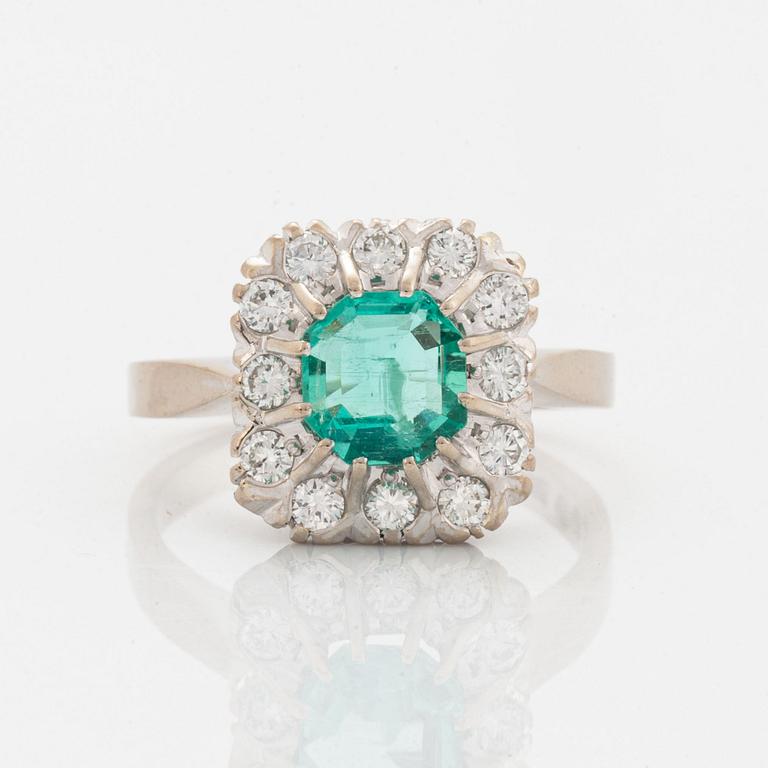 Ring 18K vitguld med en fasettslipad smaragd.