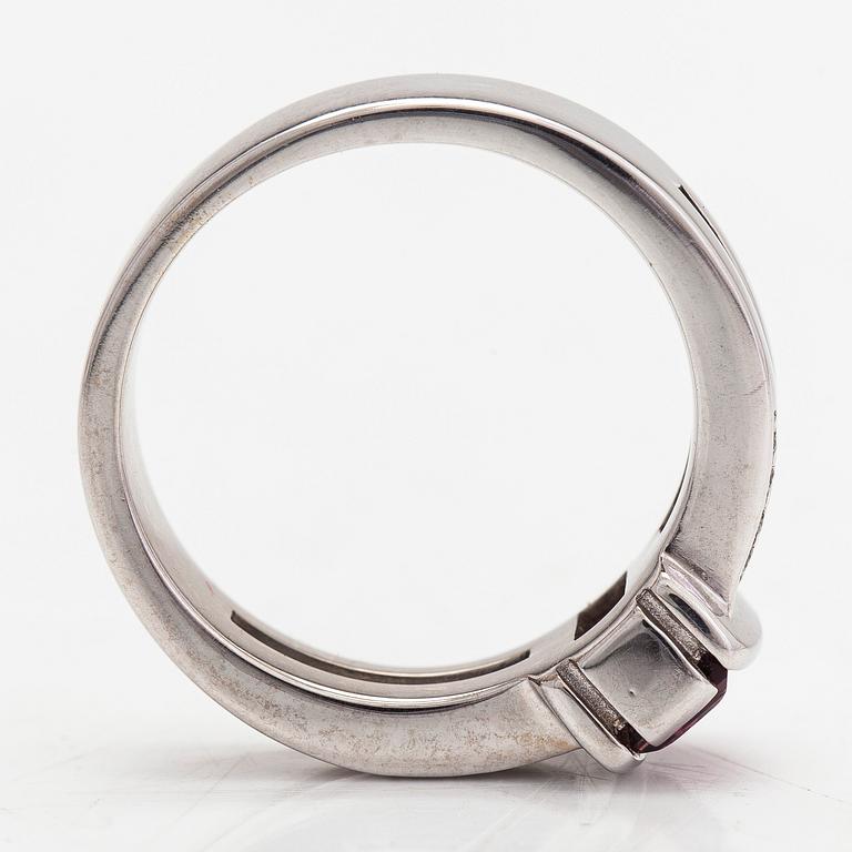 Sormus, 14K valkokultaa, turmaliini ja timantit yhteensä noin 0,048 ct. Timanttiset, Helsinki.