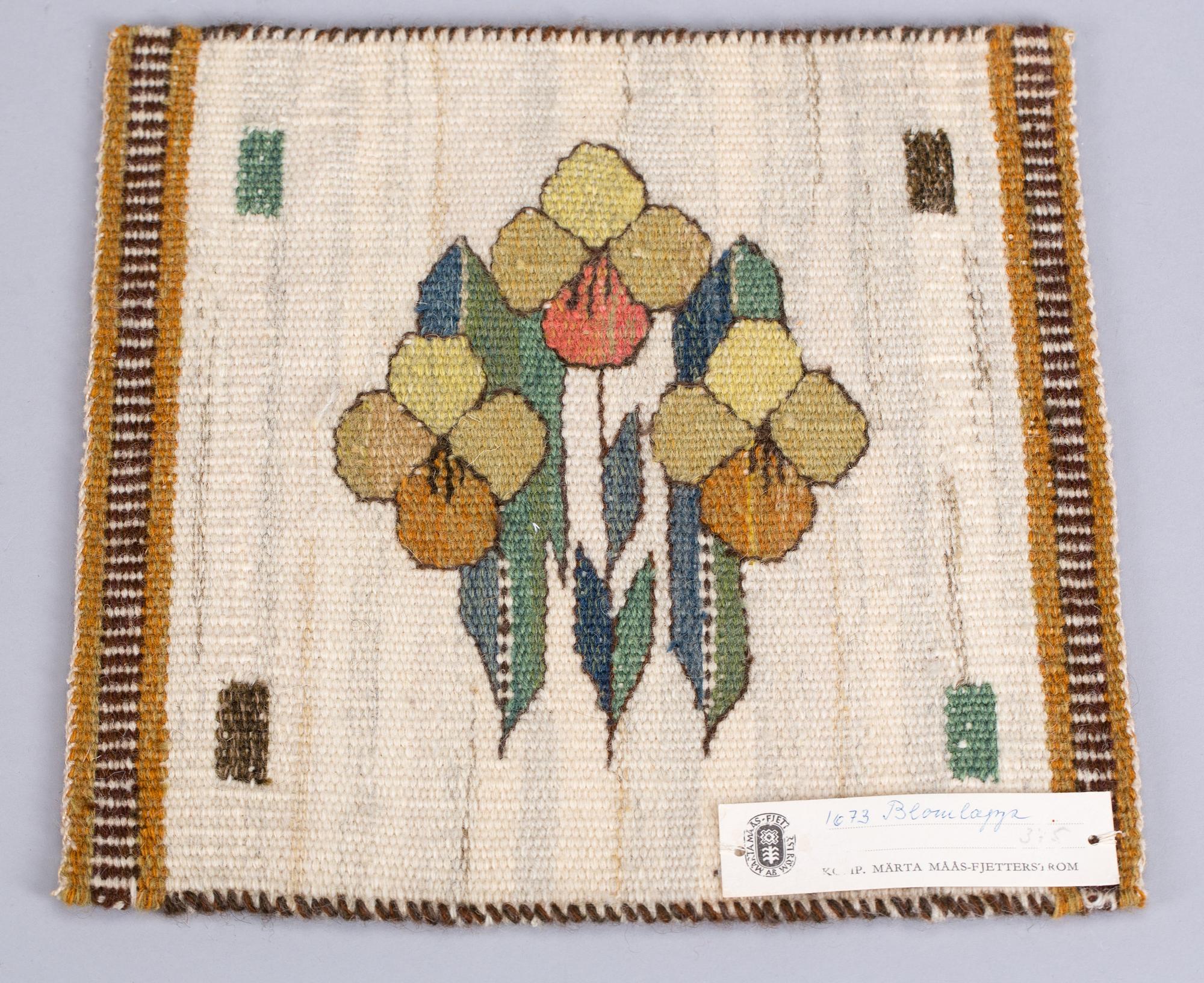 VÄVNAD, gobelängteknik, "Blomlapp", 27 x 26 cm. Signerad AB MMF (AB Märta Måås-Fjetterström).