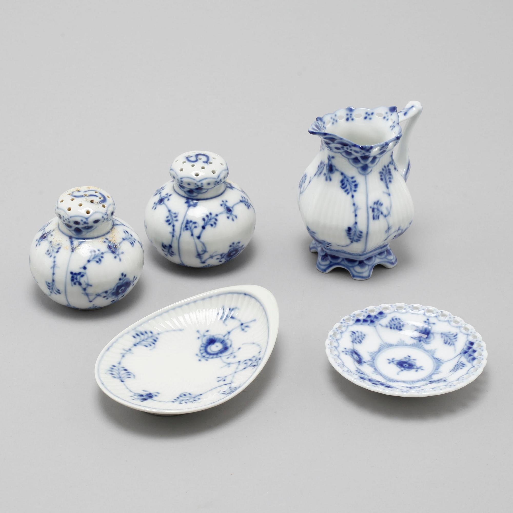 A set 38 pieces of Royal Copenhagen porcelain named "Musselmalet".