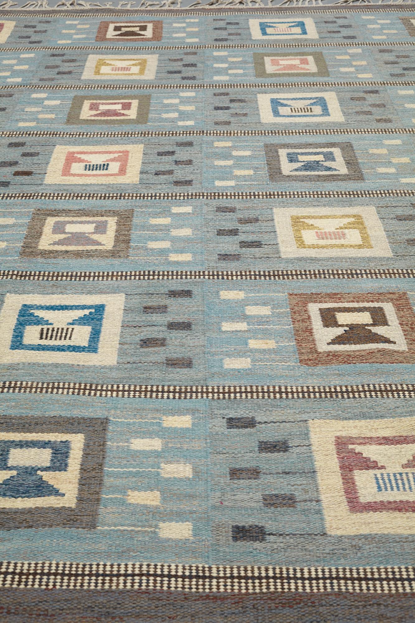 Edna Martin, matta, "Flickorna i fönstret", rölakan, ca 297-301 x 246,5-250,5 cm, signerad SH.