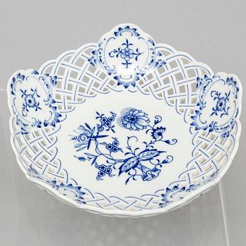 A Meissen part 'Blue Onion' coffee and dinner porcelain service, Germany, 20th century (33 pieces).
