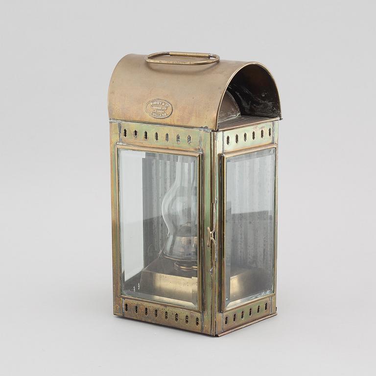 A ship lamp/paraffin lamp from Davey & Co., London, 20th century.