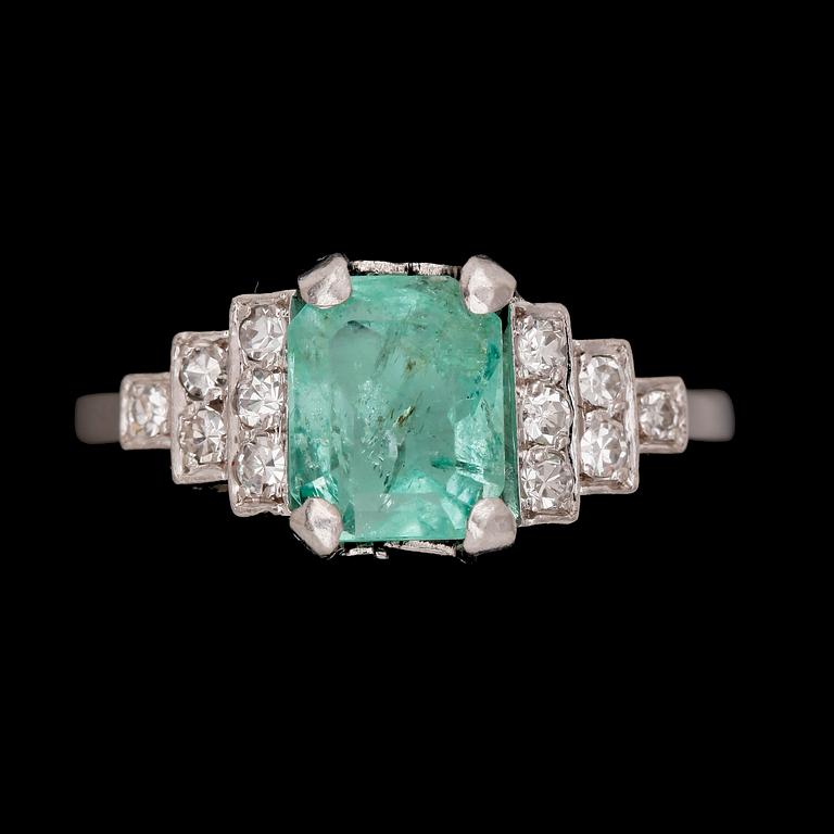 RING, platinum samt trappslipad smargad med 12 mindre åttkantslipade diamanter.