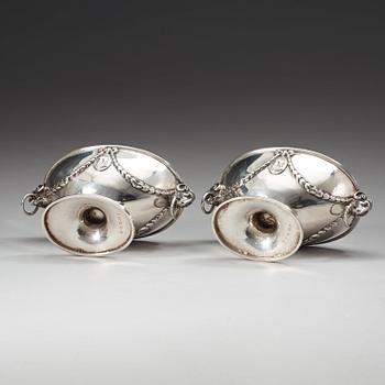 A pair of English 18th century sauce-tureens, possibly of John Robins, London 1784.