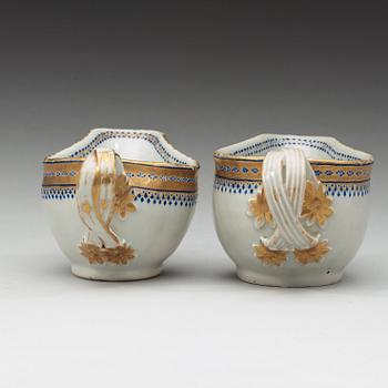A pair of export sauce boats, Qing dynasty, Jiaqing (1796-1820).