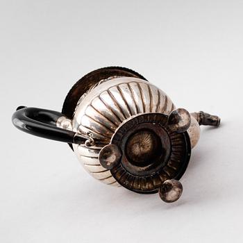 KAFFEKANNA, silver, Carl Wentzel, Köpenhamn, 1800-talets första hälft. Vikt ca 570 gram.