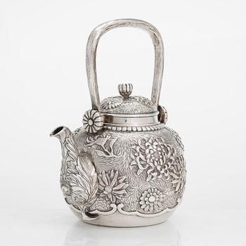 A Japanese silver teapot, maker's mark of Konoike, early 20th century.