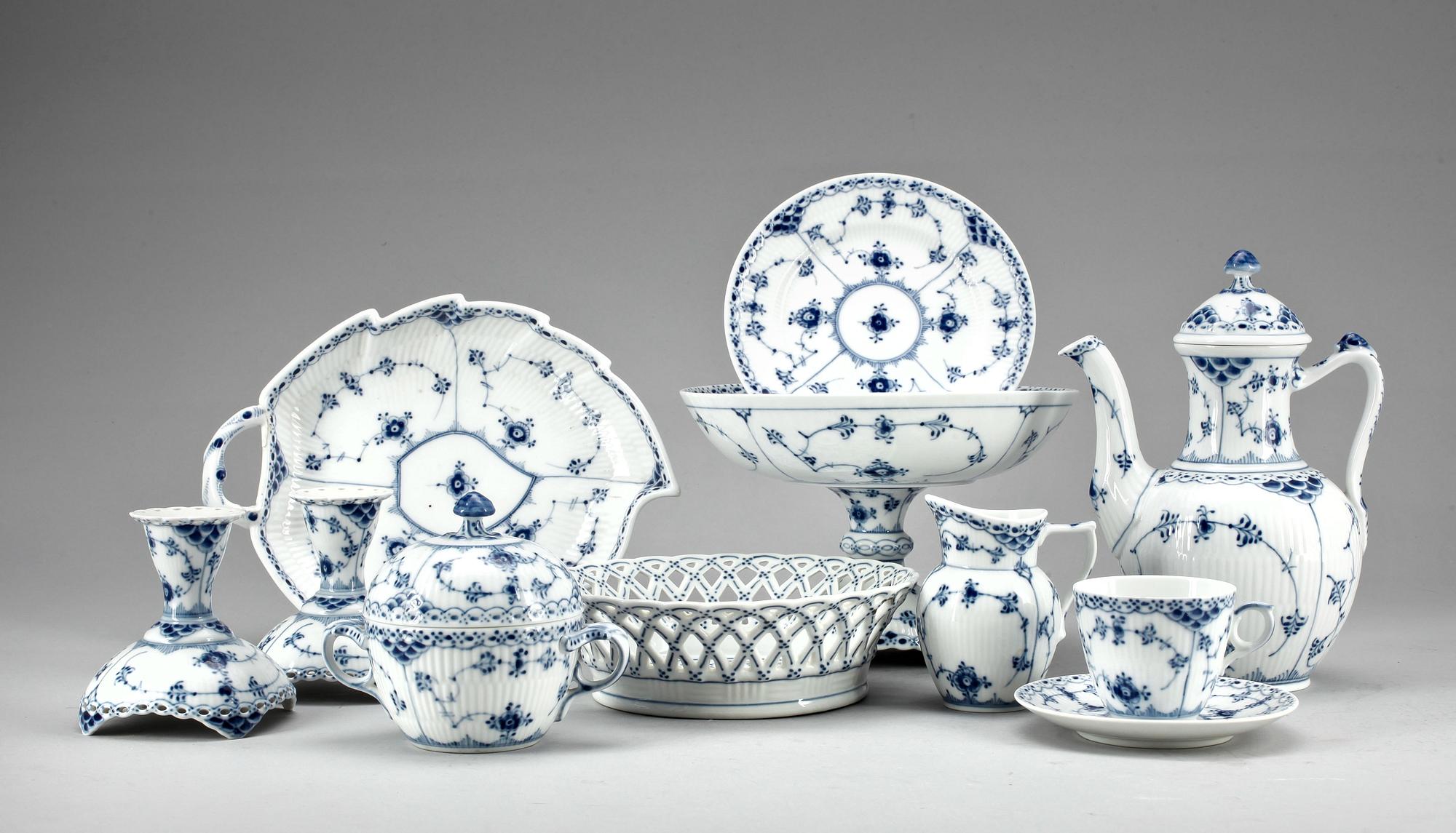 KAFFESERVIS, 32 delar. Porslin. "Musselmalet", Royal Copenhagen.