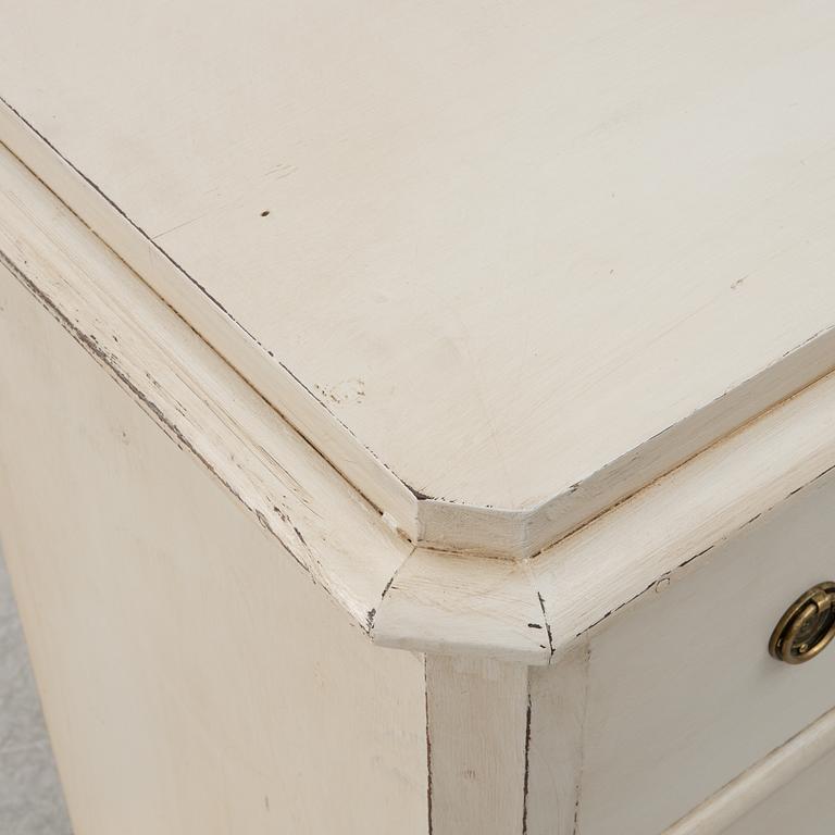 A chest of drawers, around 1900.