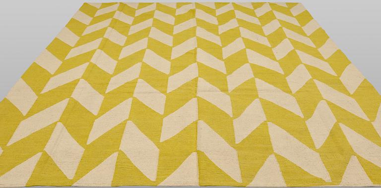 Matta, orientalisk slätväv, ca 283 x 256 cm.