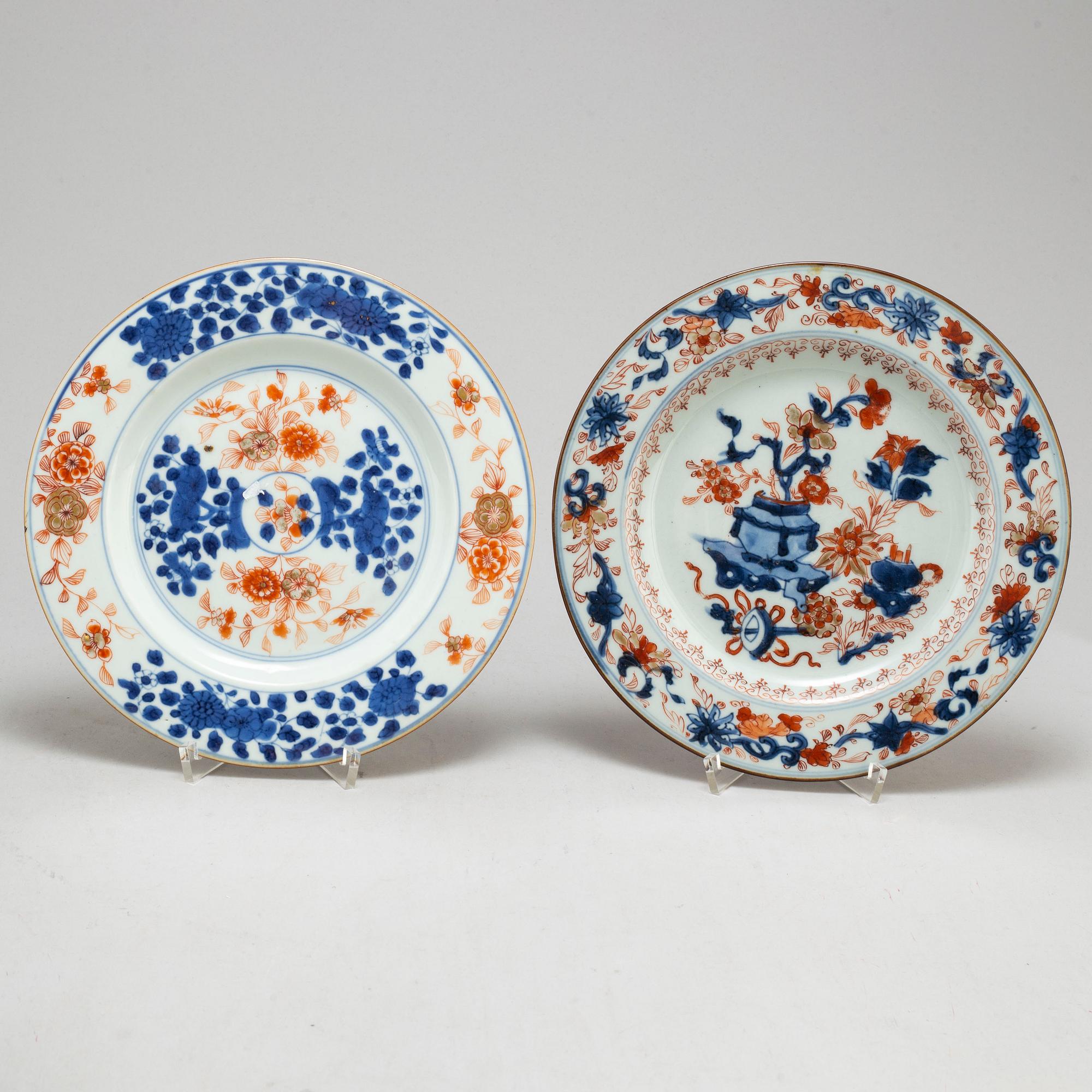 Three imari cups with saucers and two plates, Qing dynasty, Qianlong (1736-95).