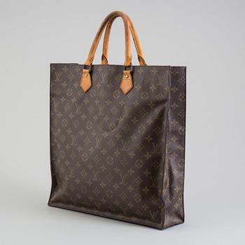 a Louis Vuitton 'Sac Plât' bag.