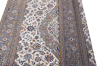 A Kashan carpet, c. 294 x 189 cm.