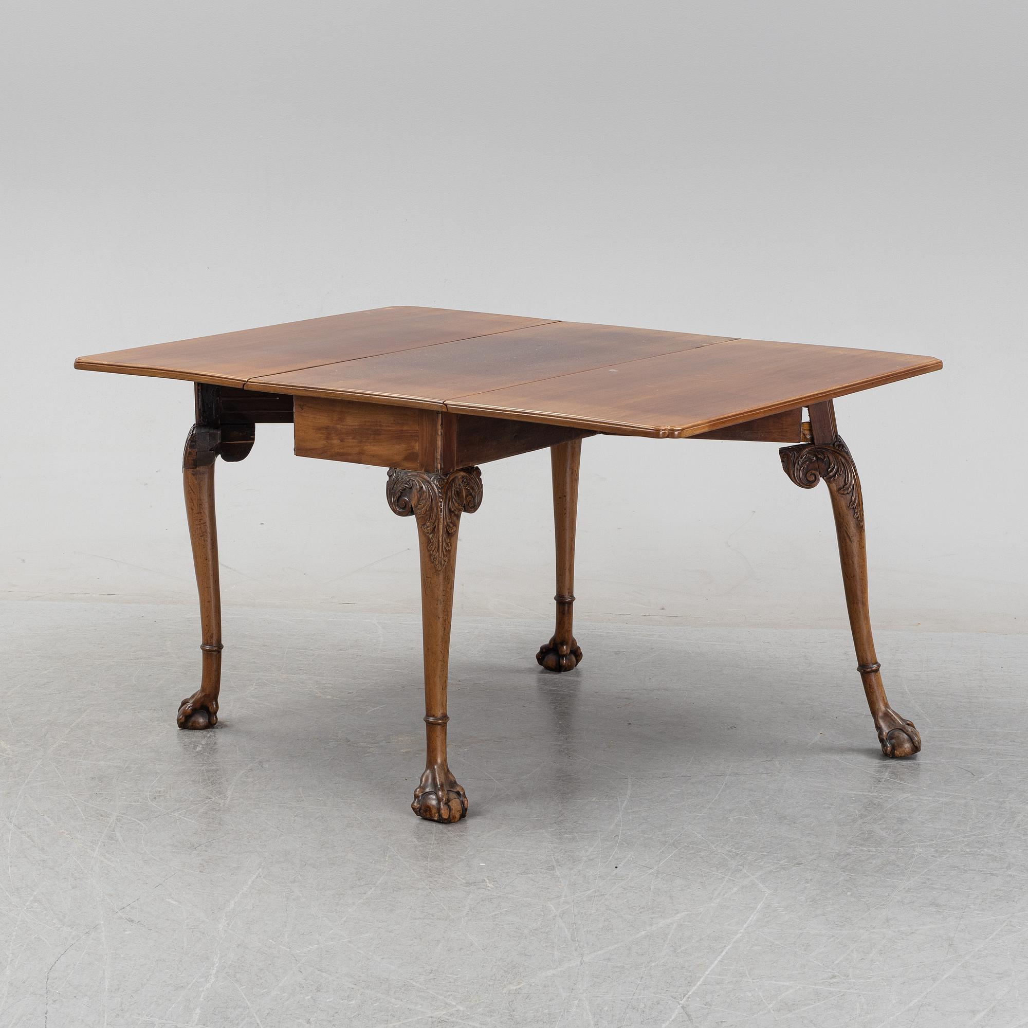 An English mahogany table, 19th Century.