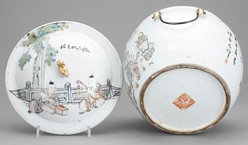 URNA, porslin, Kina, 1900-talets första hälft. .