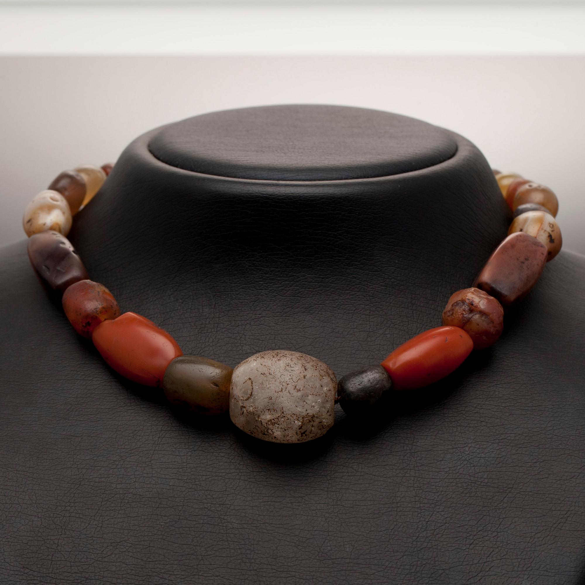 HALSSMYCKE, naturstenar samt glas, silverlås, 1900-tal.