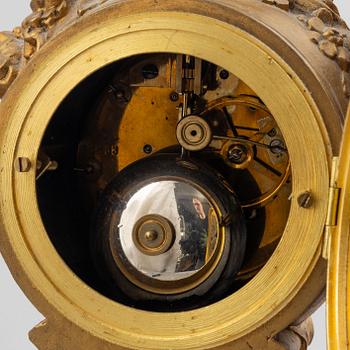 A mantle clock, second half of the 19th century.