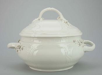 TERRIN SAMT SKÅL, porslin, rokokostil, Berlin Tyskland. Sent 1800-tal till tidigt 1900-tal.