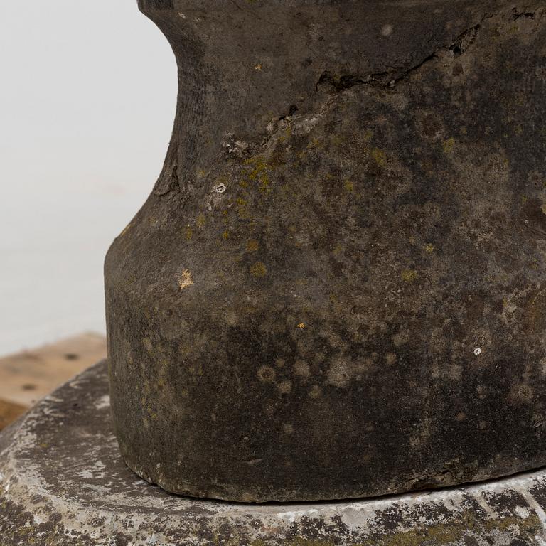 TRÄDGÅRSURNA, sten, troligen gustaviansk, 1700-talets senare del.