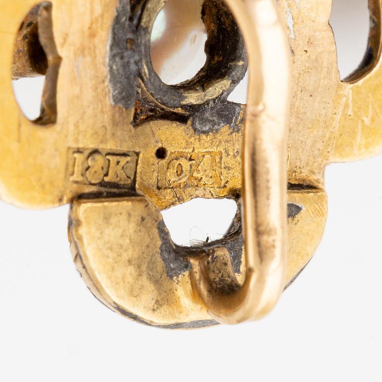 Två stycken hängen 18K guld och emalj med pärlor och gammalslipade diamanter.