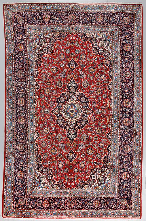 A KESHAN RUG, 331 x 208 cm.