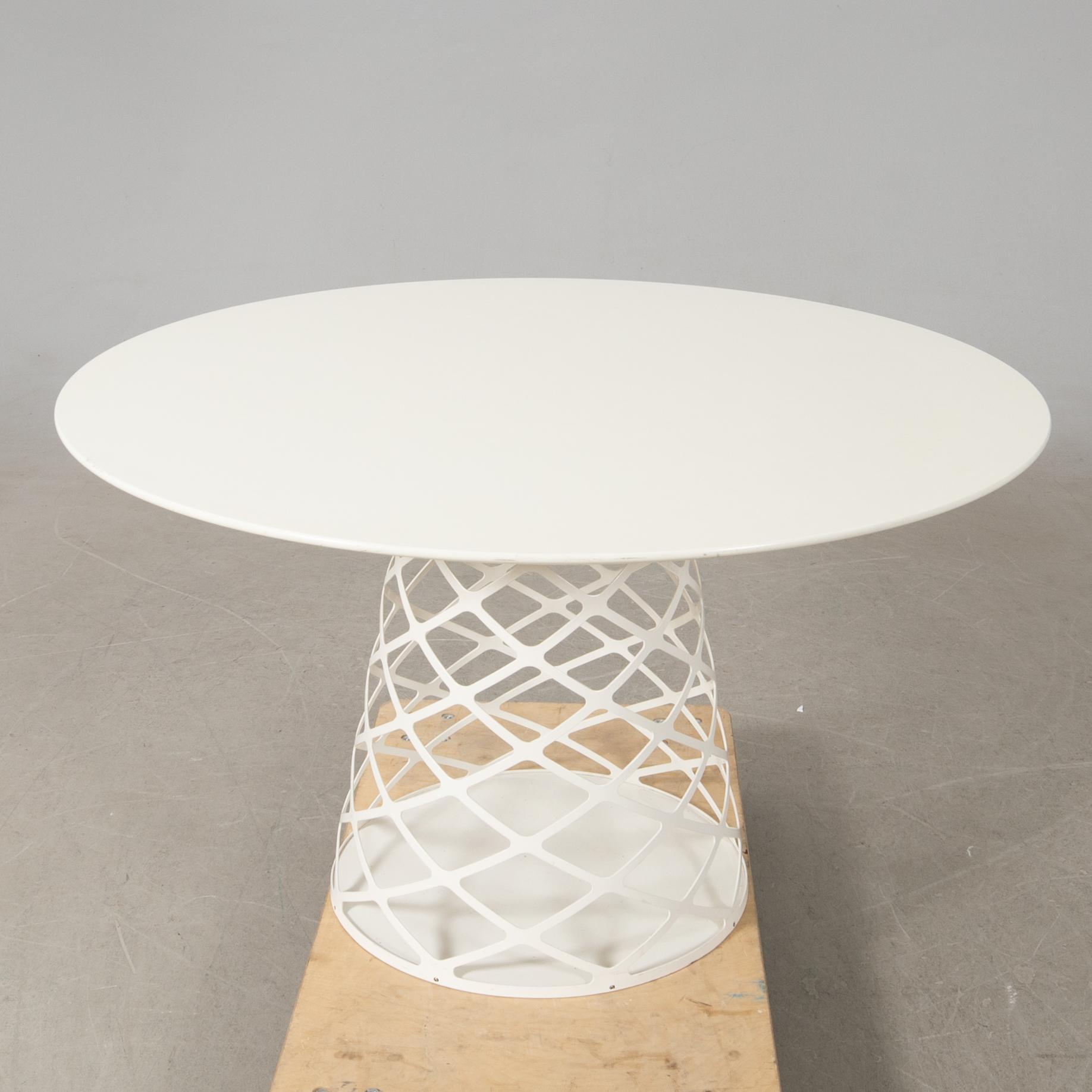 Paul Leroy matbord "Aoyama" för Gubi Danmark modern tillverkning.