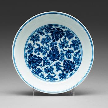 340. A blue and white lotus dish, Qing dynasty, Kangxi (1662-1722).