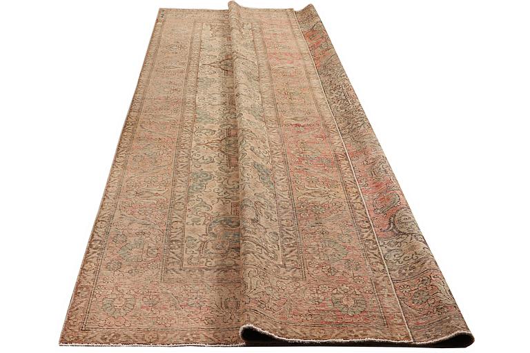 A carpet, Persian, Vintage Design, ca 470 x 298 cm.